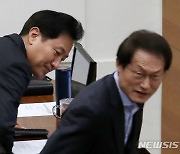 서울시의회 본회의 참석하는 오세훈 시장, 조희연 교육감