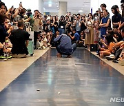 "회화의 본질은 그리고, 지우기" 이건용 작가의 '달팽이 걸음' 퍼포먼스