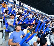 울산 문수축구장서 응원하는 외국인 1000명 '눈길'