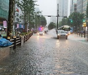 '시간당 27.5㎜' 부산 밤사이 많은 비…장마전선 영향은 계속