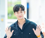 김수현,'다정한 눈맞춤 손인사' [사진]