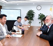 세계적 미래학자 토머스 프레이 만난 김동근 의정부시장, 청소년 교육 방향 논의