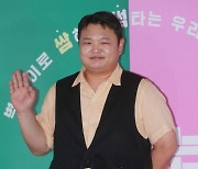 고규필 '넉넉한 손인사'[★포토]