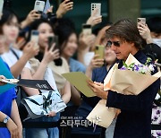 [포토] 한국팬들에게 사인하는 톰 크루즈