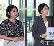 방통위 항의방문 하는 야당 의원들