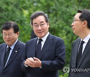 설훈, 윤영찬 의원과 대화하는 이낙연