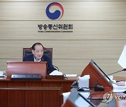 김현 위원 발언 듣는 김효재 위원장 직무대행