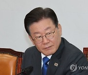 최고위원 발언 듣는 이재명 대표