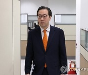 대북 독자 제재 관련 브리핑 위해 이동하는 이준일 북핵외교기획단장