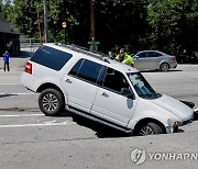 미국 애틀랜타 싱크홀 사고 현장 조사하는 경찰