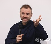 인사말하는 토머스 헤더윅