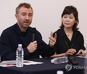 인사말하는 토머스 헤더윅