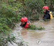 폭우 실종자 찾는 소방 특수구조대