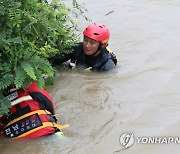 폭우 실종자 찾는 소방특수구조대원