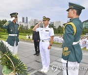 유엔기념공원 참배하는 해군사관생도