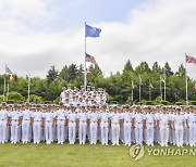 유엔기념공원 참배하는 해군사관생도