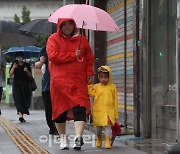 [포토]아이에게 기울어진 우산