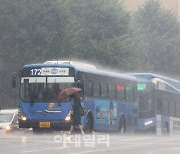 [포토]폭우와 이동하는 시민