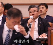 [포토]법사위 전체회의, '답변 준비하는 유병호'