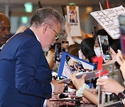 [Ms포토] 한국 팬들에게 사인하는 크리스토퍼 맥 쿼리 감독