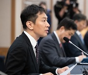 이복현 "카드사 자금공급 위축없어야…우리카드 상생금융 '시의적절'"