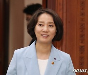 국정현안관계장관회의 참석하는 이영 장관