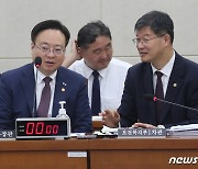 국회 보건복지위, 대화하는 조규홍 장관과 이기일 차관