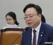 국회 보건복지위 질의 받는 조규홍 장관