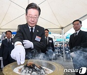 제2연평해전 승전 21주년 기념식, 분향하는 이재명 대표