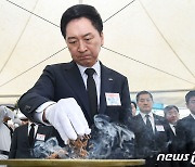 제2연평해전 승전 21주년 기념식, 분향하는 김기현 대표