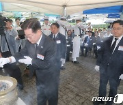 제2연평해전 승전 21주년 기념식 참석해 분향하는 이재명 대표