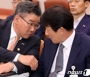 대화 나누는 유병호·황해식