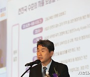 교육부 정책 소개하는 이주호 부총리