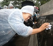 ‘제2 연평해전 21주년’ … 그리움에 흐르는 눈물