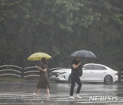 장대비 경기북부 전역 호우주의보…안전주의