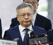 민주 "檢, 박영수 뒷북 구속영장 청구…야당에만 속전속결"