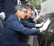 해전 영웅 얼굴 부조상 어루만지는 유가족