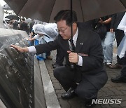 해전 영웅 얼굴 부조상 바라보는 이재명 대표