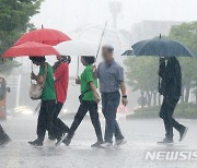 거센 장맛비에 발길 서두르는 시민들