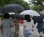 연이은 장맛비에 우산 쓰고 길 지나는 시민들