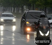 거센 장맛비에 어두워진 도로