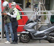 전동퀵보드 "면허? 잘 몰랐다"…경찰, 이륜차 집중단속[현장]