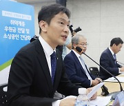 이복현 금감원장 "KB금융 회장 선임, 후보들에 공평한 기회 제공돼야"