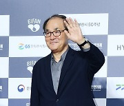 [ST포토] 배장호 감독, 반가운 손인사