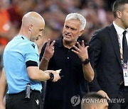 무리뉴 감독님, 심판 욕 좀 그만해요!…UEFA 이어 이탈리아축협서도 '중징계'