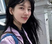 수지, 뽀얀 아기 피부…런던서 청초한 미모