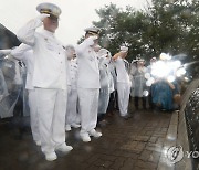 경례하는 해군 장병들