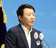 與 "민주당, 거리에서 가짜뉴스·저주 굿판…'反민주' 행태"