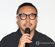 인사말 하는 이진준 작가