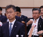 물 마시는 유병호 감사원 사무총장